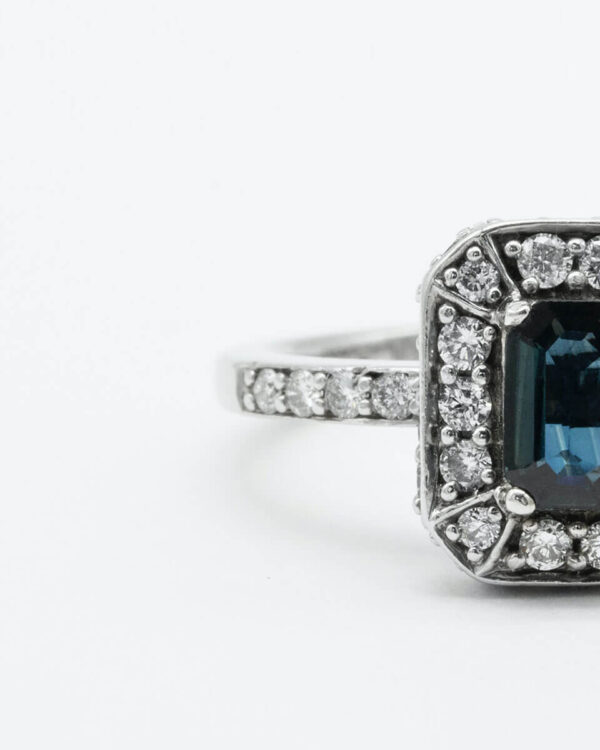 แหวนเพชรรัสเซีย SKU: LD4774 (Round 0.34 F VS1 * 3) - Image 3